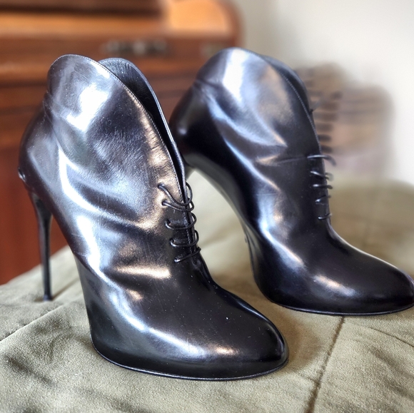 GUCCI SMOOTH BLACK  PATENT LEATHER STILETTO ANKLE BOOTS, 40.5 - Picture 1 of 12
